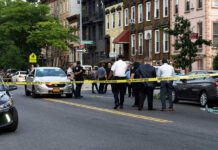 Man ARRESTED – Daylight DECAPITATION Attempt Stuns! Police gathered at an urban crime scene.